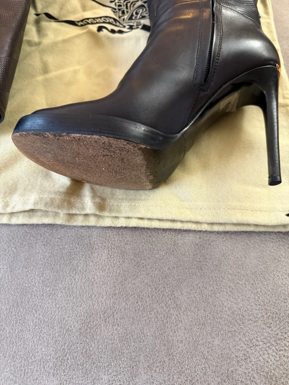 Burberry Black Leather Knee-High Stiletto Boots with Signature Check Texture - Picture 4 of 16